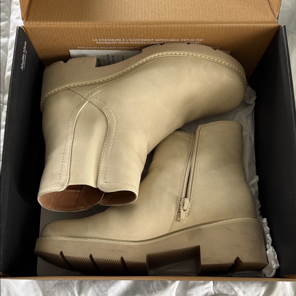 Naturalizer Women's Ankle Booties in Cream